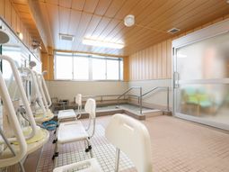 明るいバリアフリー浴室