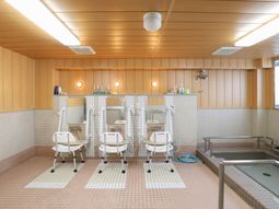 清潔なバリアフリー浴室