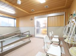 バリアフリー設計の浴室