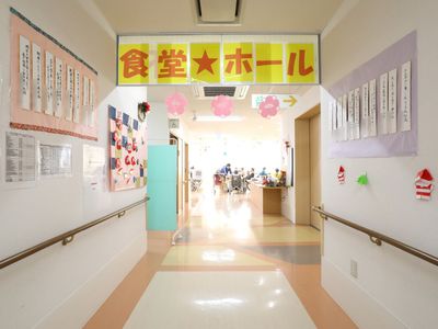 明るい廊下と食堂入口