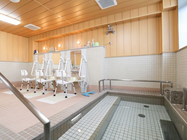 快適な設備を備えた浴室 浴室 広々とした浴室は、安全でゆっくりとくつろげる工夫がされており、日々の快適な支援に繋がります。