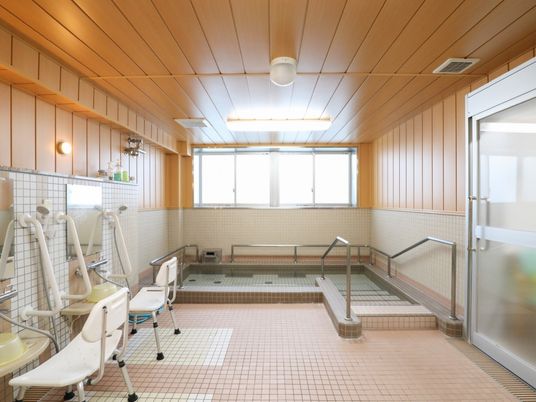 明るい広々浴室空間