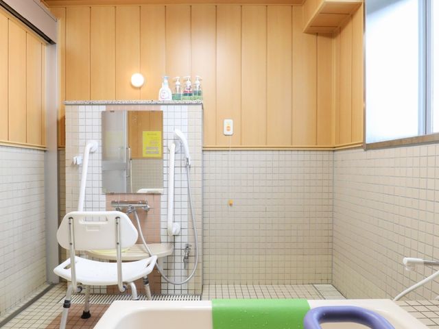 バリアフリー設計の浴室 浴室 安全かつ快適にご利用いただけるよう、手すりやシャワー椅子を完備した浴室です。ゆとりのあるスペースで利用者の快適性を追求しています。