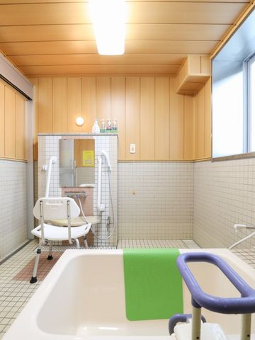 バリアフリー設計の浴室