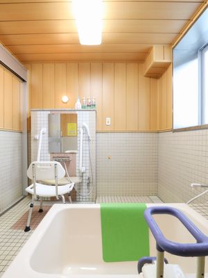 バリアフリー設計の浴室