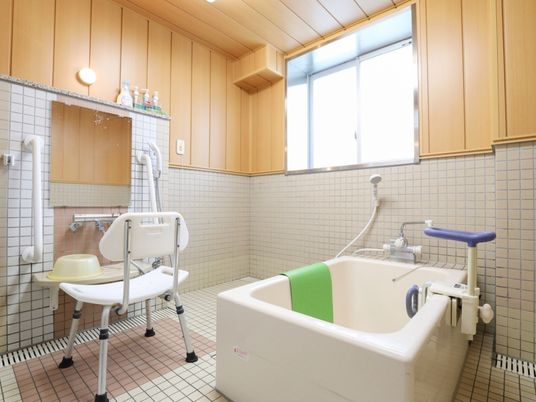 施設の写真 浴室の洗い場には椅子があり、幅が広いのでゆったり座ることができる。体を洗う際に座ることができるので安全である。
