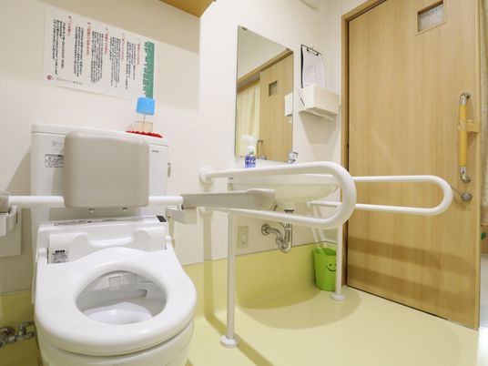 手すり付きの洗面所とトイレ