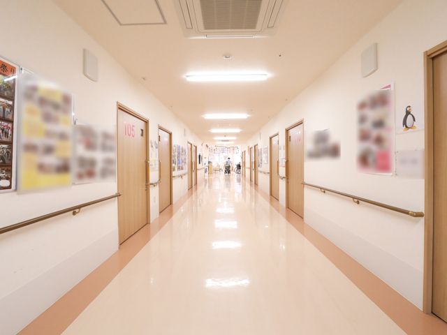 明るい廊下の様子 廊下 広々として明るい廊下は、移動がしやすく配慮されています。壁には様々な掲示物があり、コミュニケーションの場を提供しています。