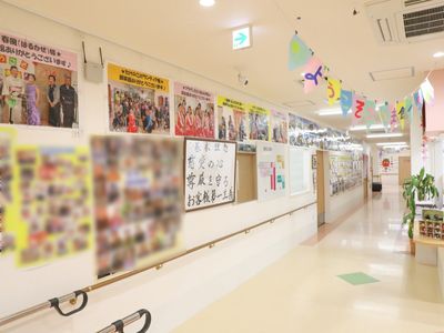 イベント写真が飾られた廊下