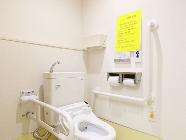 手すり付き洋式トイレ トイレ 安全と利便性を考えられた設計のトイレです。手すりや緊急呼び出し装置も備わっており、快適にご利用いただけます。