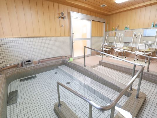 施設の写真 浴室には大きな浴槽を設置し、出入りにはスロープを利用することができる。手すりも付いているので安全である。