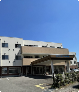 青空に映える建物外観