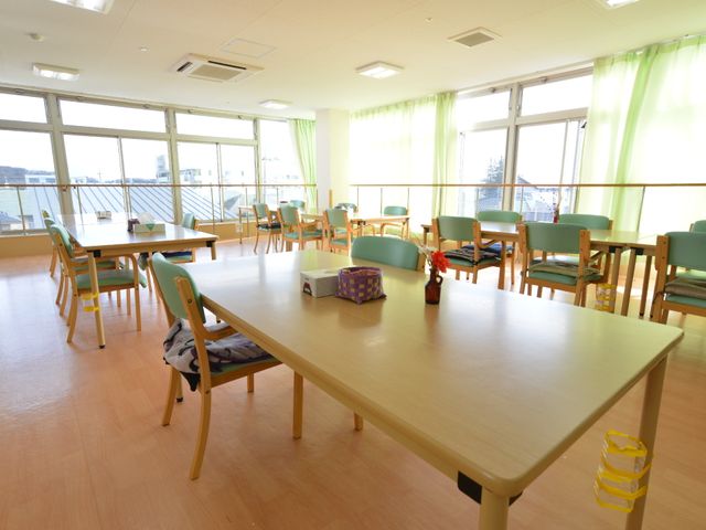 日差しが入る明るい食堂 食堂 ゆったりとした食堂です。大きな窓から自然光が差し込み、開放感が感じられます。
