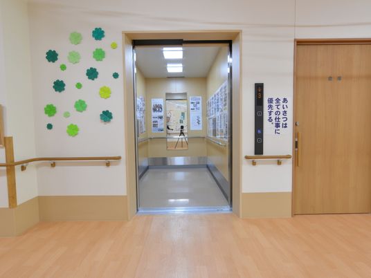 廊下と開いた扉の様子