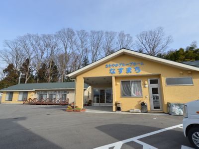 黄色い建物のエントランス