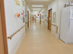 明るい通路の様子