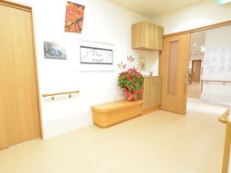 明るい廊下と掲示物