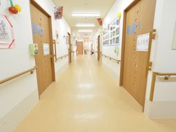 明るい廊下と掲示物