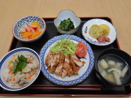 栄養満点のお食事セット