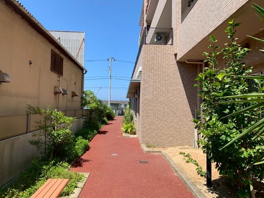 緑が豊かな通路