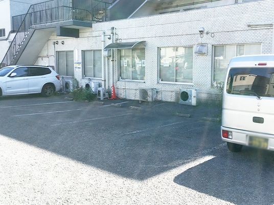 施設の駐車場外観  