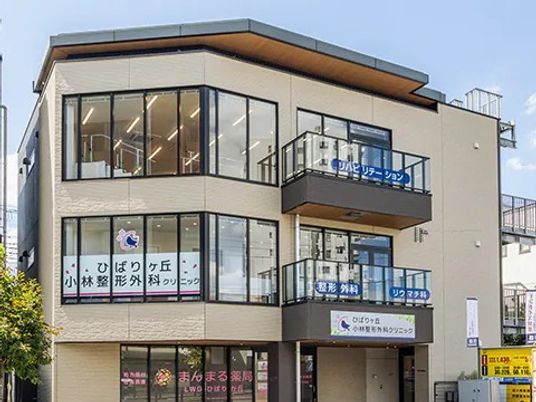 3階建ての建物外観  