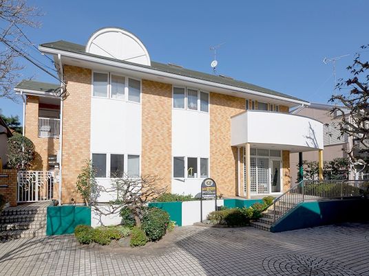 明るい外観の建物  