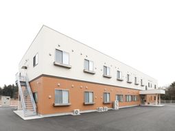 白と茶色の建物の外観