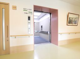 清潔感ある施設の廊下