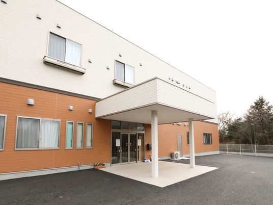 オレンジ色の外観の建物