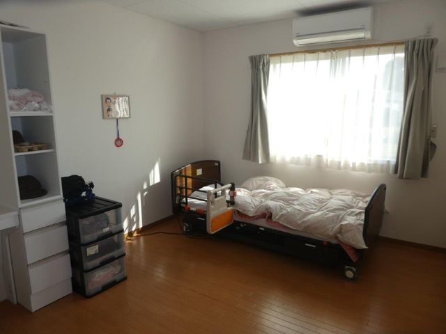 居室内の明るい環境 居室 窓から差し込む自然光が明るい居室です。ゆったりと休息をとれる空間が提供されており、快適な個室での生活が想像できます。