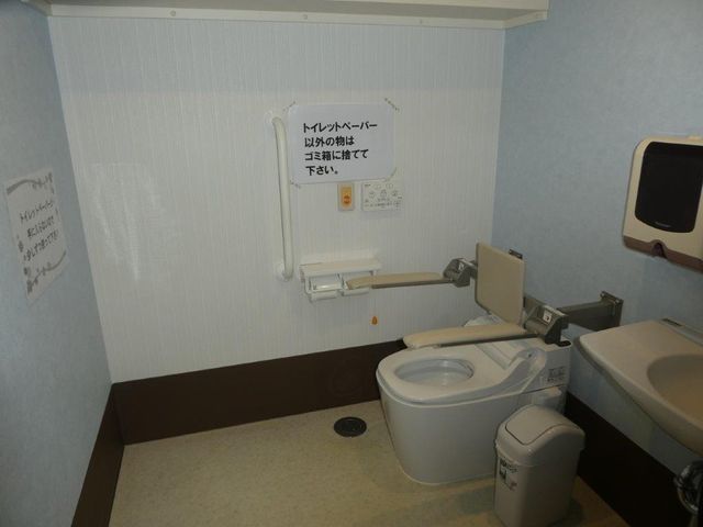 整備されたトイレ設備 トイレ 充実したトイレ設備は日々の介護業務をサポートし、利用者様の快適な生活を支えます。