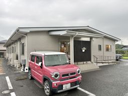 建物外観と駐車場