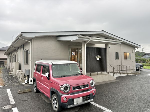 建物外観と駐車場