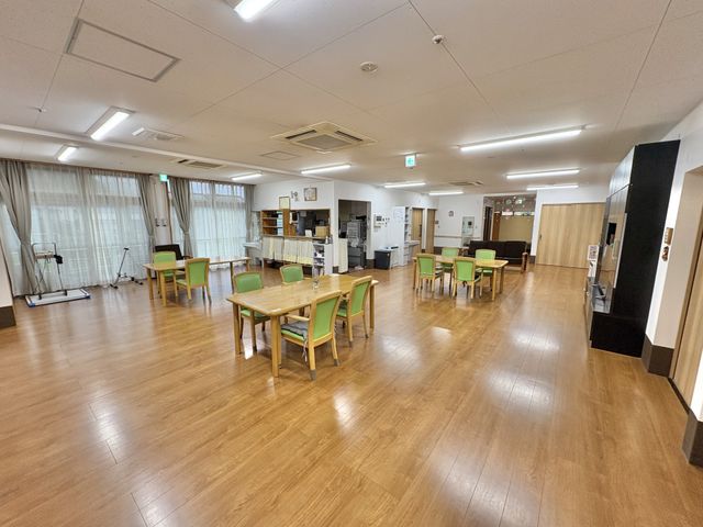 広々とした食堂 食堂 木目調の床が特徴の広々とした空間です。自然光が差し込み、明るい雰囲気です。