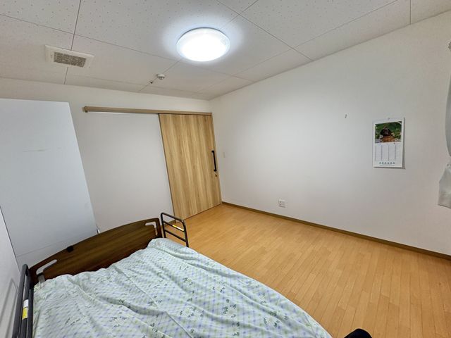シンプルな居室 居室 自然光が差し込むシンプルな居室です。快適に過ごせる落ち着いた空間が広がります。