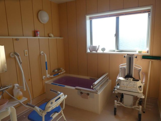 介護用の清潔な浴室 浴室 清潔で整えられた浴室で、利用者様に安全なサポートを提供しませんか。チームで協力して働ける環境です。