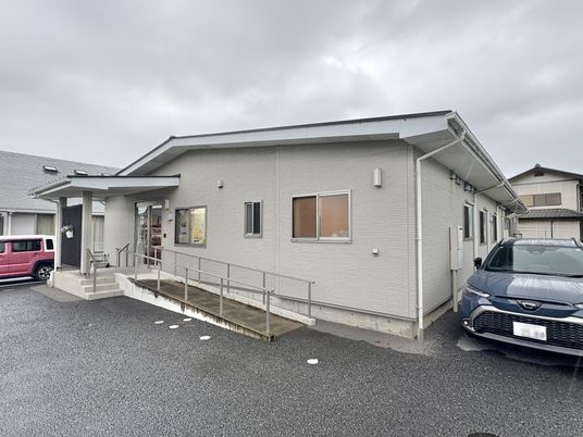 傾斜付き入口の外観
