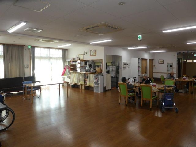 共有スペースの明るい様子 食堂 広々とした食堂では、利用者がゆったりと食事を楽しみ、快適な時間を過ごしています。明るく開放感のあるこの空間は、日々の暮らしやコミュニケーションの場としても活用されています。