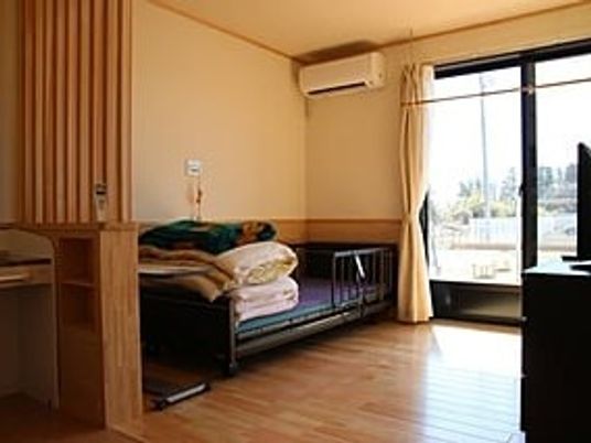 明るい居室の窓際  