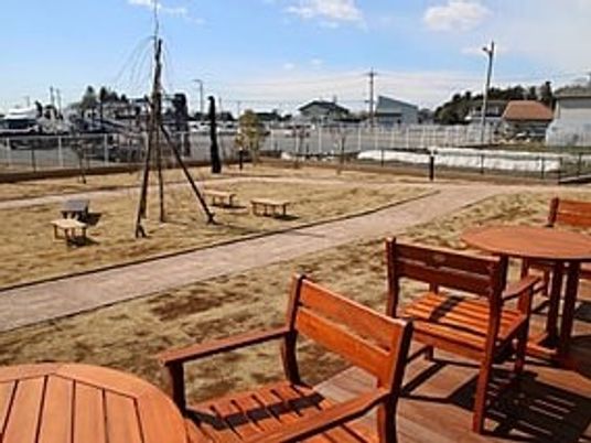広い庭とベンチのある庭  