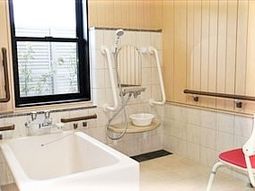 明るい浴室の一角