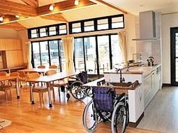 明るいダイニングとキッチン