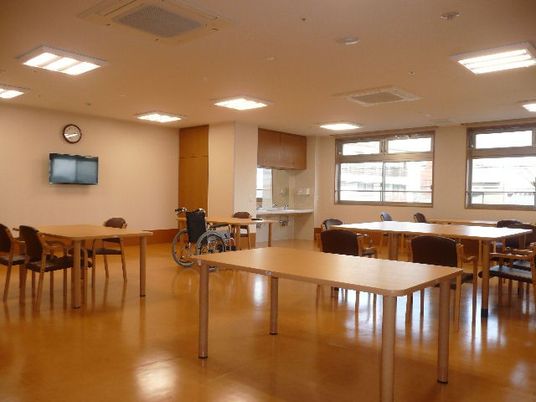 陽光が差し込む広い空間