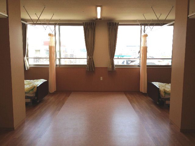 自然光が差し込む居室 居室 自然光が差し込み、明るく穏やかな雰囲気の部屋です。ゆったりとした空間で快適に過ごせます。