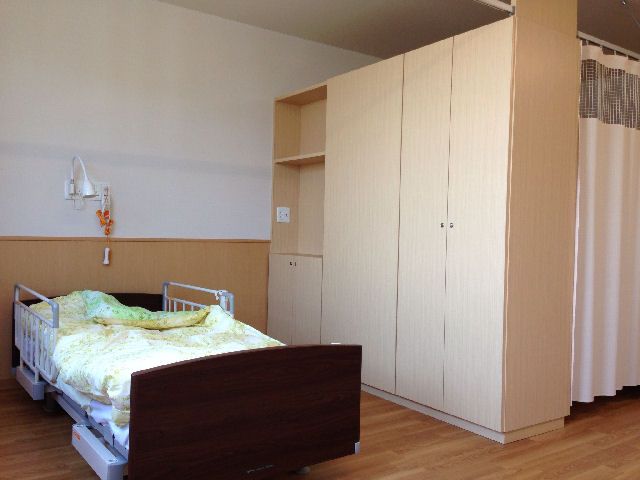 落ち着いた雰囲気の居室 居室 温かみのある木目調の家具が配置され、落ち着いた雰囲気で、快適に過ごせる空間です。