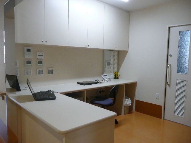 スタッフデスクの様子 フロント 明るく整ったデスクがあり、スタッフが働きやすい環境です。情報が整理され、利用者の対応に迅速に応じられます。