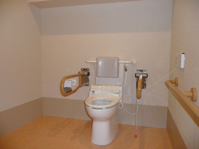 広々としたトイレ トイレ 手すりが付いたトイレは、安全で使いやすい設計です。スタッフの目にも優しいデザインになっています。
