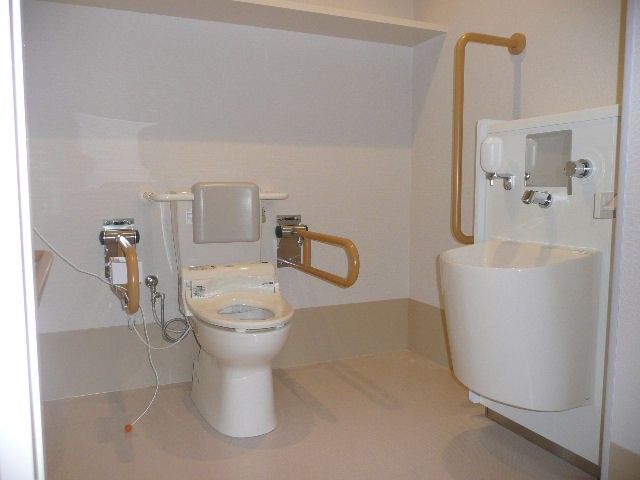 使いやすいトイレ トイレ 手すり付きで移動が安心な空間です。充分な広さで介助がしやすい仕様となっています。