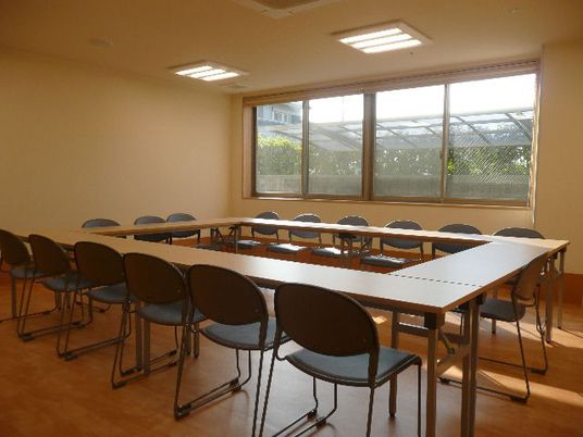 窓のある多目的室